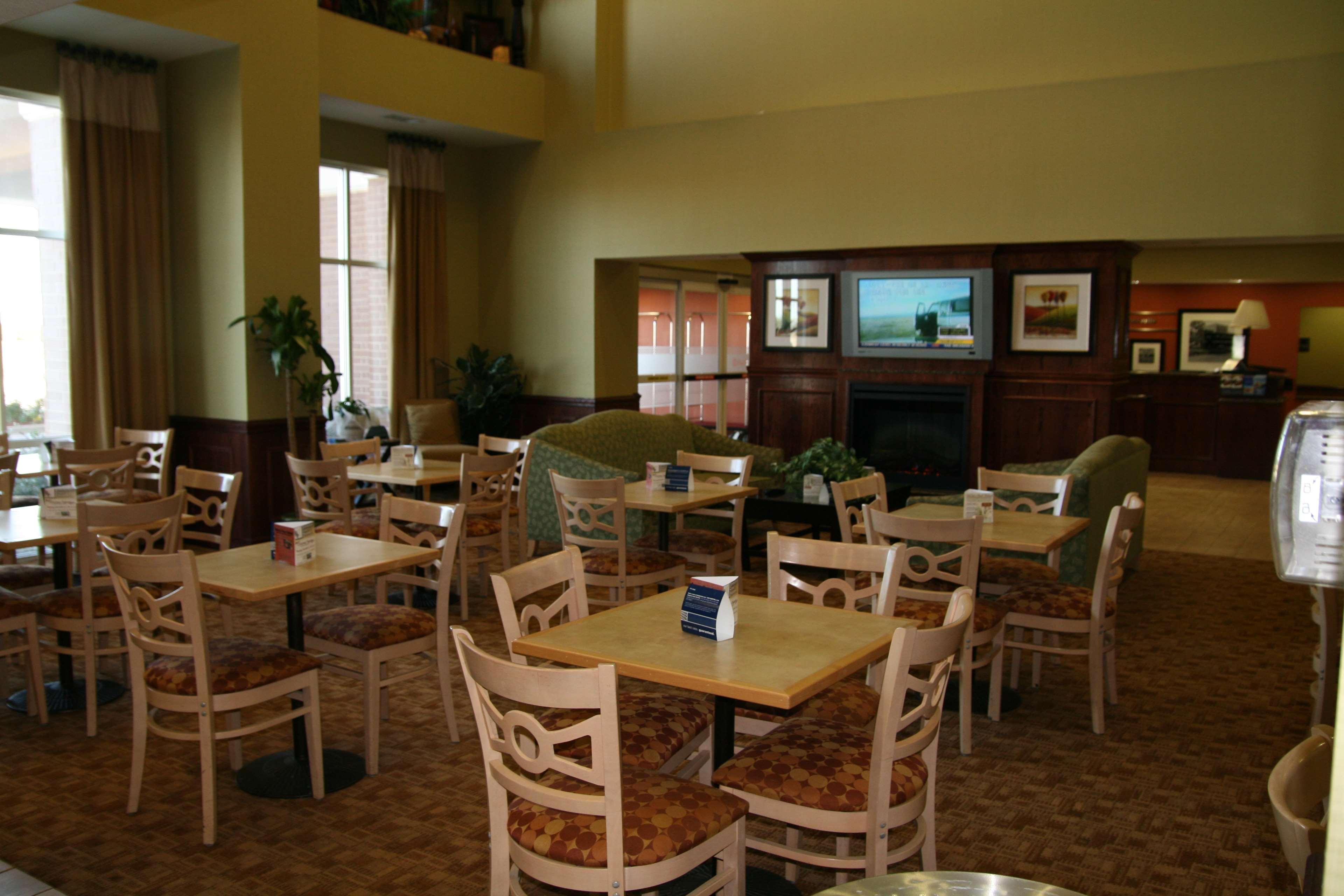 Hampton Inn & Suites Gainesville Restoran gambar